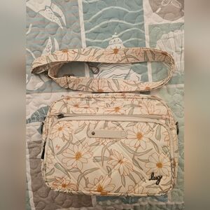 Lug carousel xl 2 sage daisies EUC